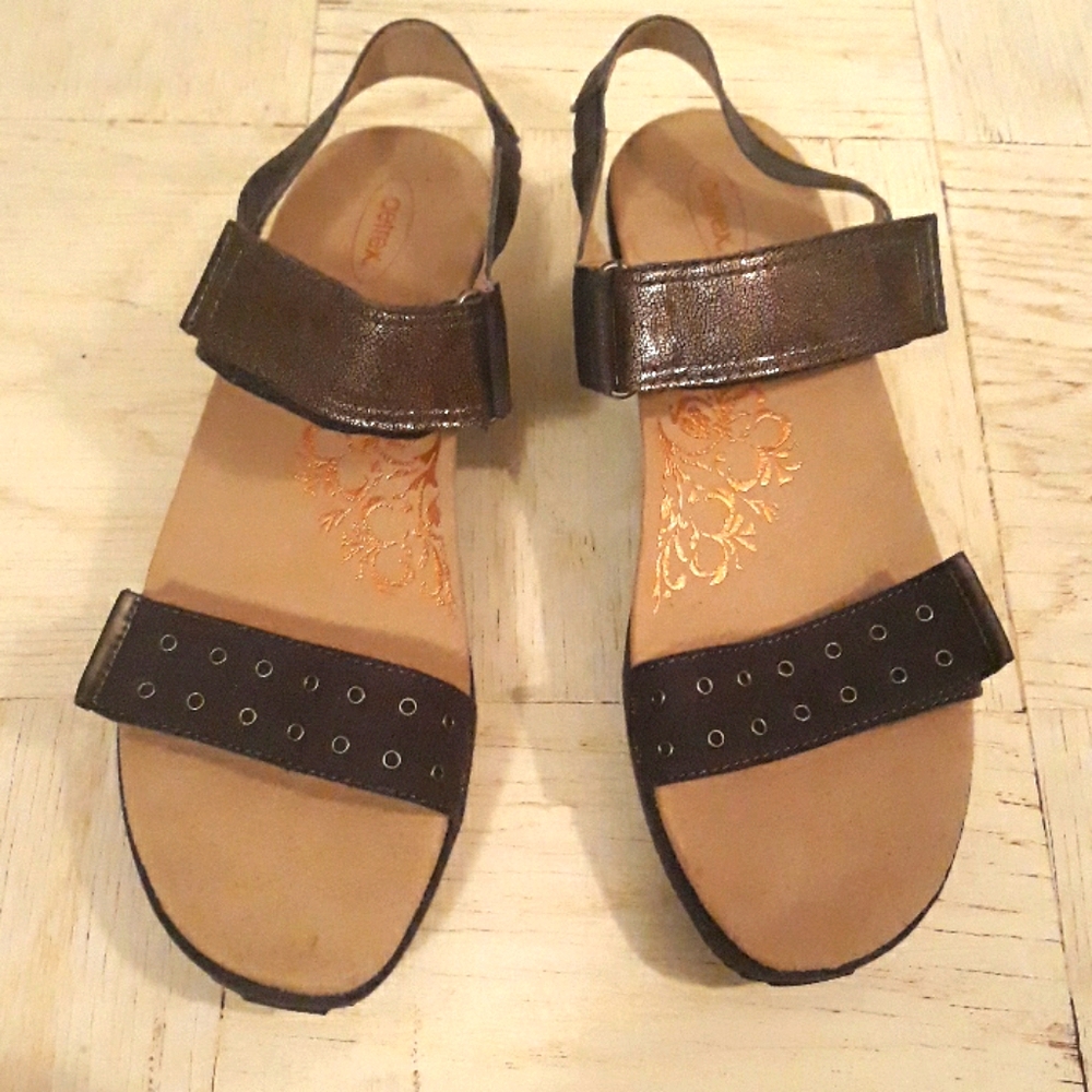 Platform sandals with built-in arch support